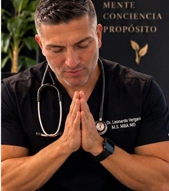 Dr. Leonardo Vergara con las manos juntas y un estetoscopio al cuello.